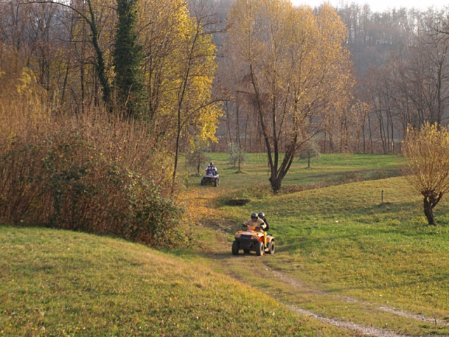  Cuatrimotos en la naturaleza 